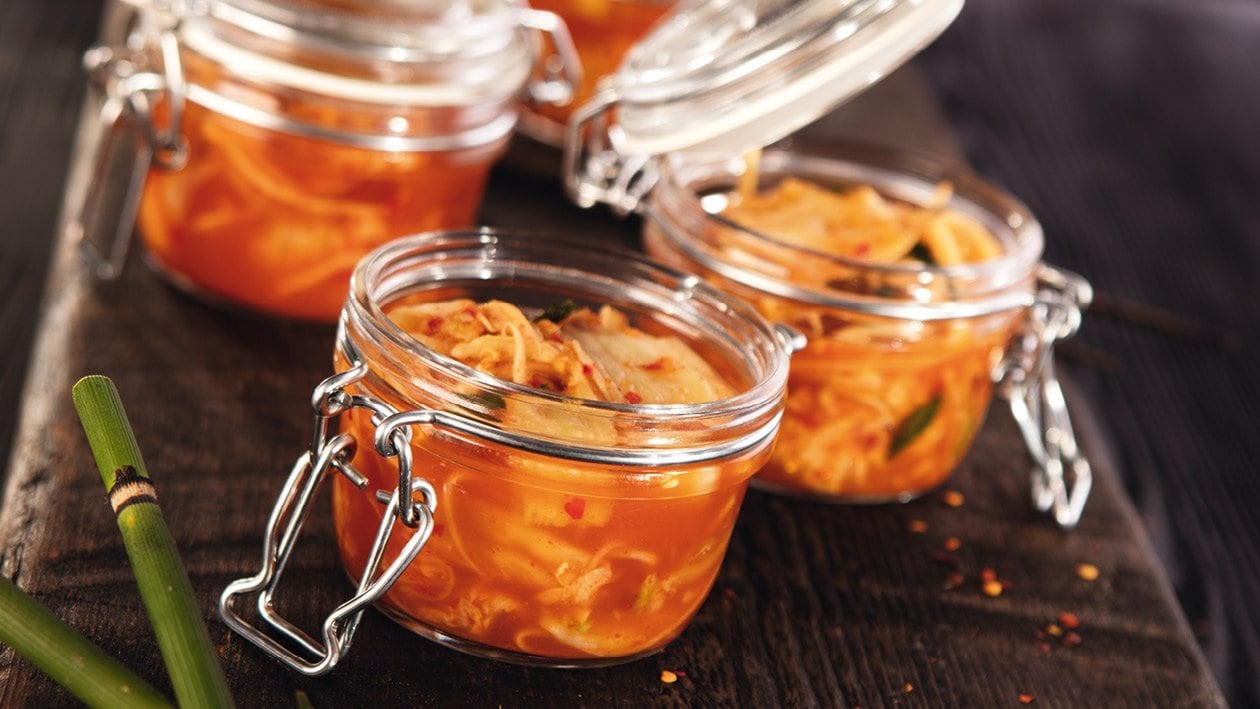 Fermentovaný Kimchi salát podávaný ve sklenici –  