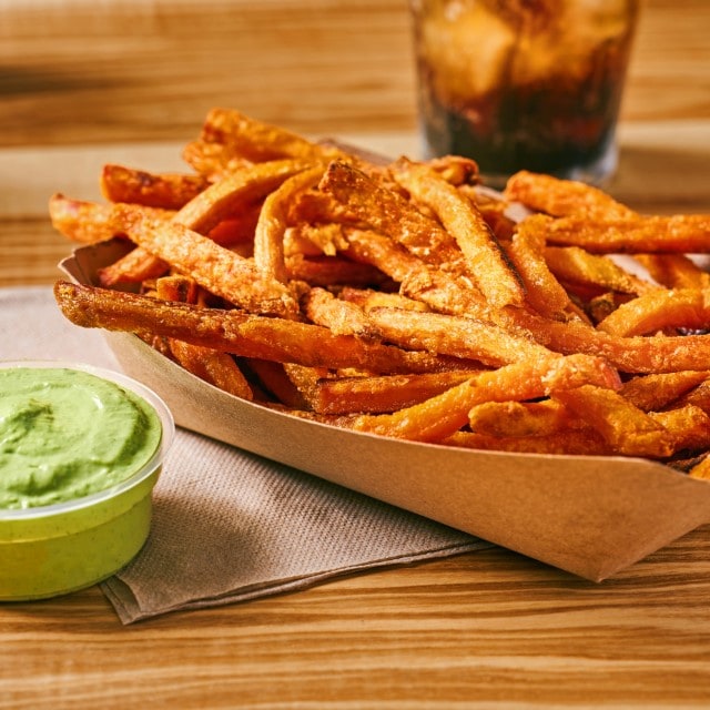 Avokádový dip s hranolkami ze sladkých brambor