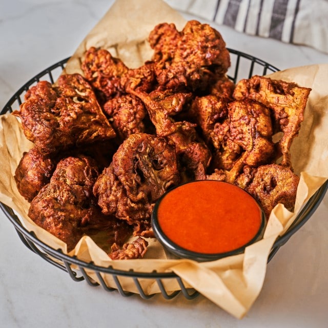 Křupavá květáková křidélka s pikantní omáčkou z Gochujangu a medu