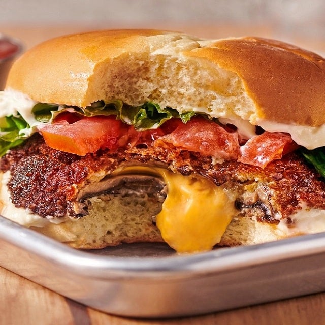 Křupavý houbový burger se šťavnatou omáčkou