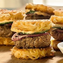 Malý Sriracha nudlový burger s pikantní majonézou