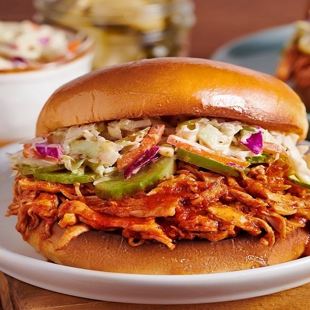 BBQ sendvič s kuřecím masem a krémovým Coleslaw salátem BBQ sendvič s kuřecím masem a krémovým Coleslaw salátem