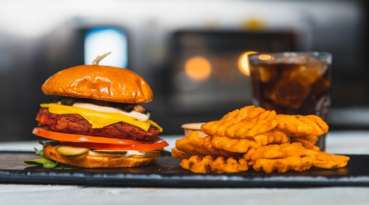 Pečený burger z červené řepy a sladkých brambor –  