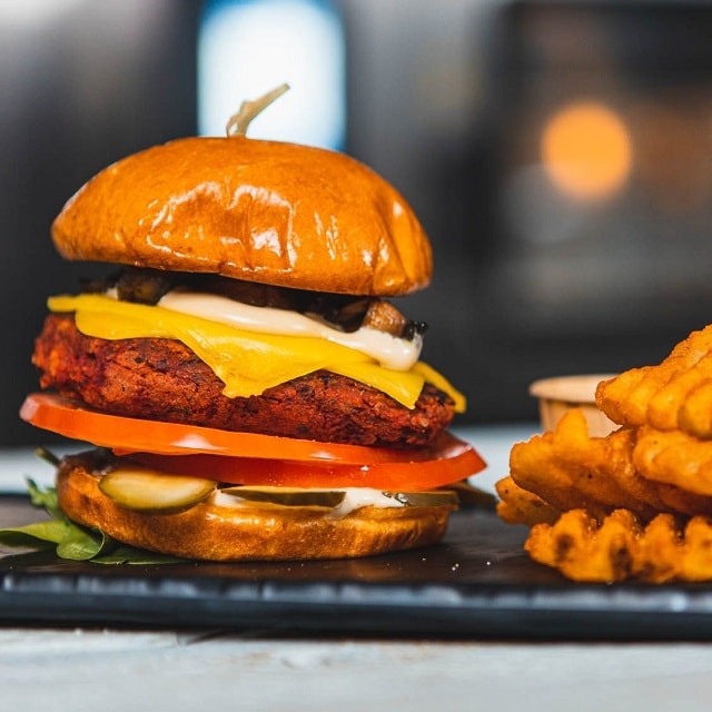 Pečený burger z červené řepy a sladkých brambor Pečený burger z červené řepy a sladkých brambor