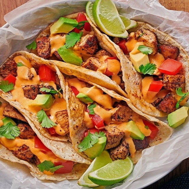 Pikantní kuřecí tacos s koriandrem a avokádem Pikantní kuřecí tacos s koriandrem a avokádem