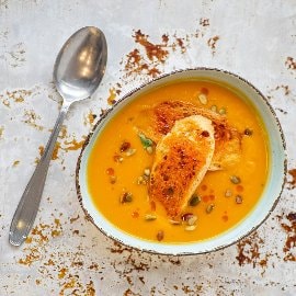 Vegetariánská krémová polévka ze sladkých brambor a rajčat Vegetariánská krémová polévka ze sladkých brambor a rajčat