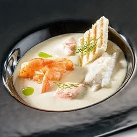 Krémová rybí polévka - chowder s treskou, lososem a krevetami