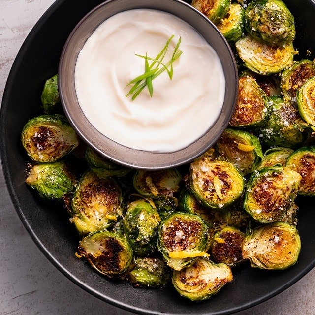 Křupavé růžičkové kapusty s krémovo majonézovým dipem