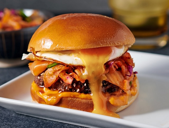 Korejský burger s kimchi salátem a sázeným vejcem Korejský burger s kimchi salátem a sázeným vejcem