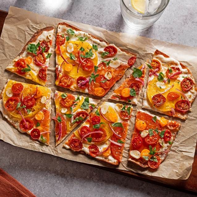 Plochý chleba s pečenými rajčaty