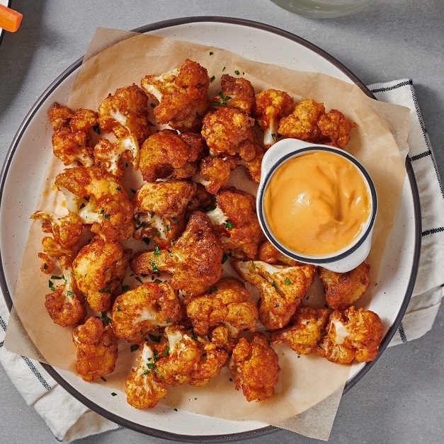 Ohnivě pikantní majonézová křidélka z květáku a malým tipem