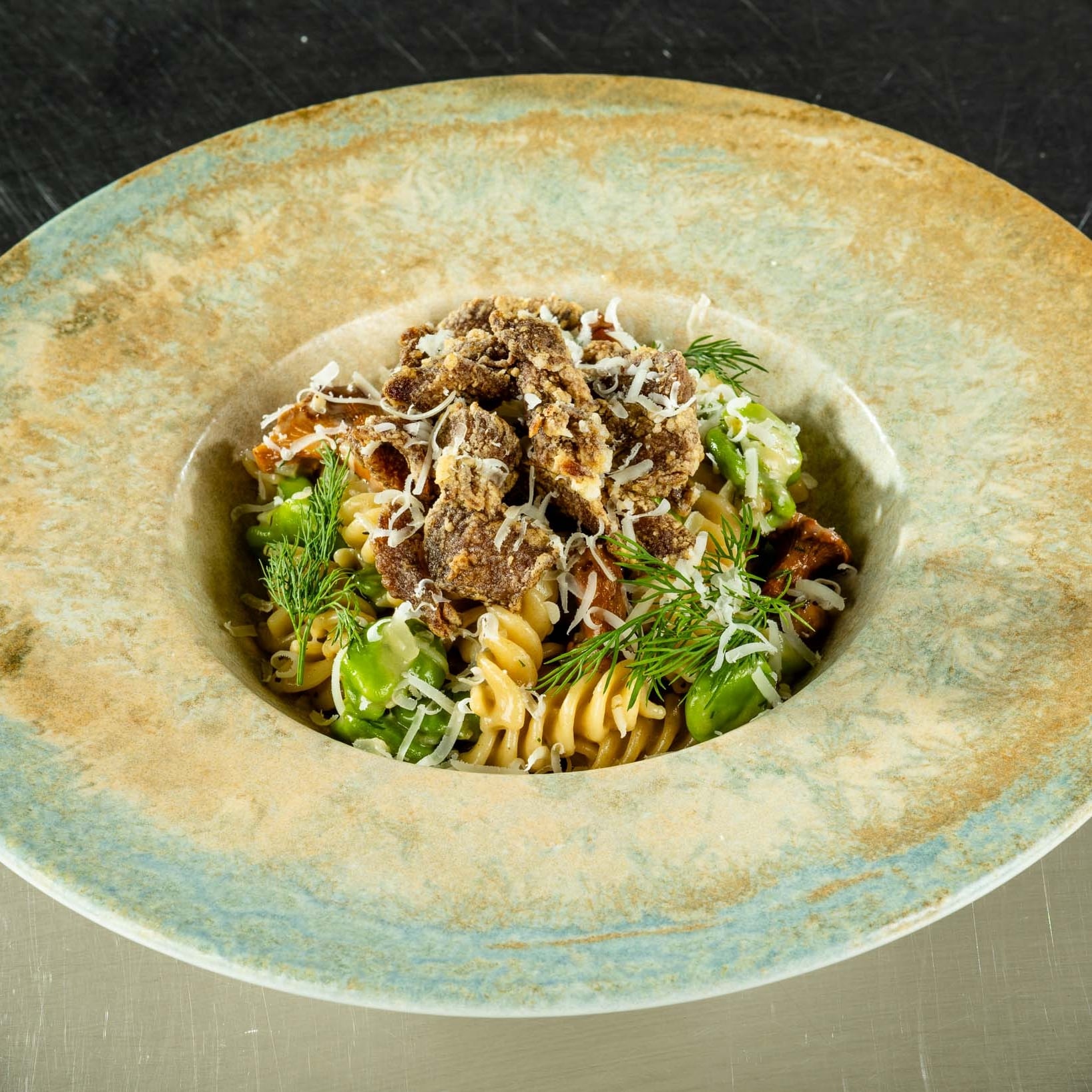 Fusilli celozrnné s bobem, koprem, liškami a křupavým kuřetem