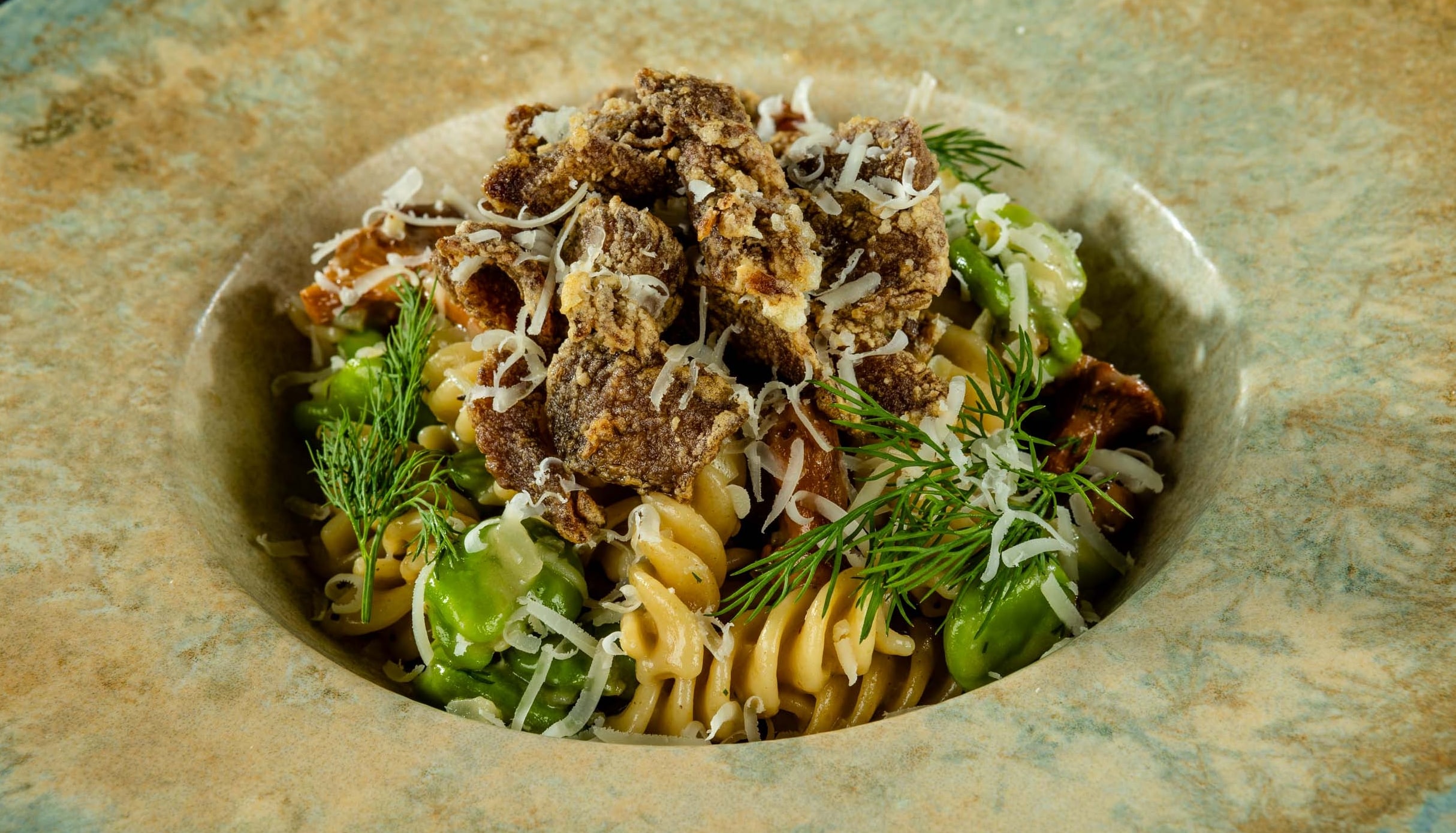 Fusilli celozrnné s bobem, koprem, liškami a křupavým kuřetem –  