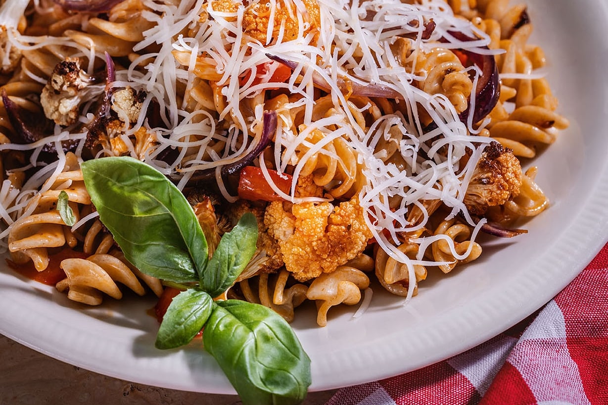 Celozrnné fusilli s pečeným květákem a červenou paprikou –  