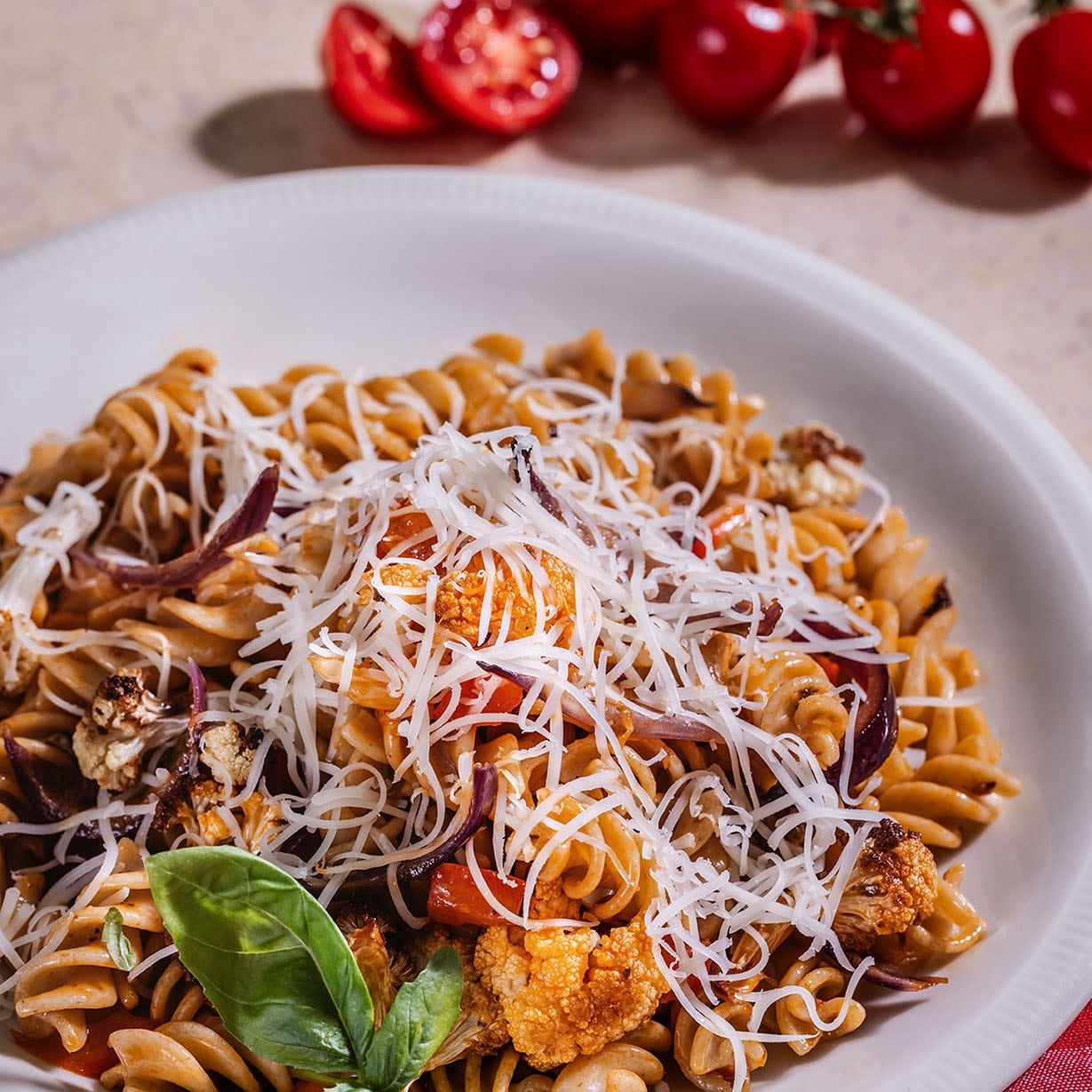 Celozrnné fusilli s pečeným květákem a červenou paprikou Celozrnné fusilli s pečeným květákem a červenou paprikou