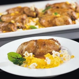 Konfitované stehno z farmářského kuřete podávané s kukuřičným pyré a popcornem