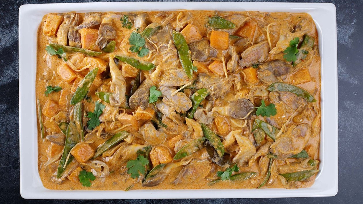 Červené kari s kachnou, cukrovým hráškem, dýní a hlívou ústřičnou Červené kari s kachnou, cukrovým hráškem, dýní a hlívou ústřičnou
