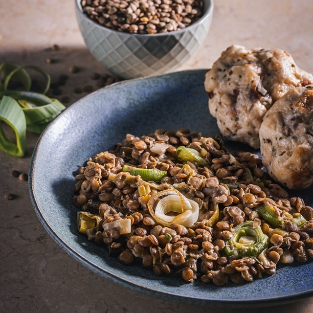 Čočkové ragú s pórkem a majoránkovým knedlíčkem