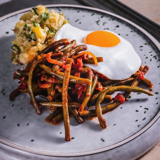 Fazolové lusky po srbsku se sázeným vejcem a šťouchanými bramborami