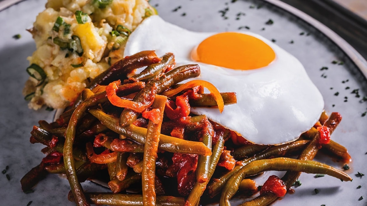 Fazolové lusky po srbsku se sázeným vejcem a šťouchanými bramborami –  