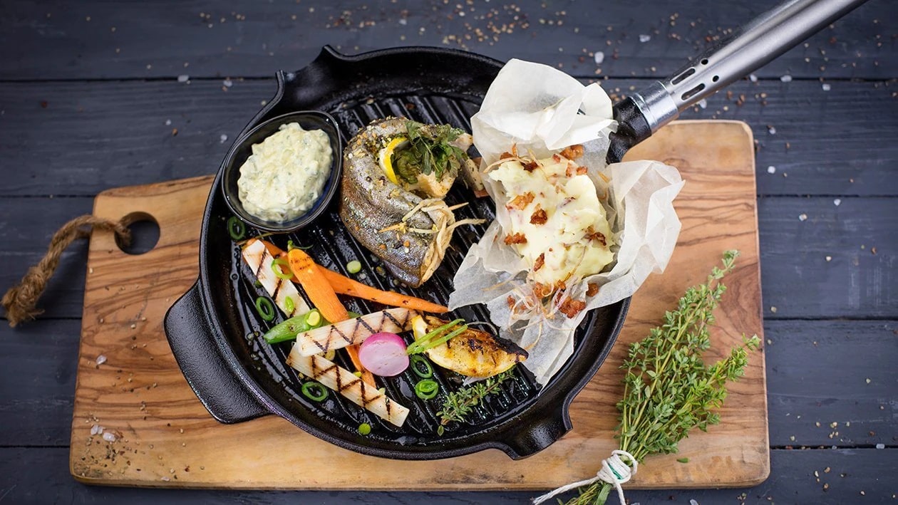 Grilovaný pstruh s kouřovým aroma podávaný s bramborovou přílohou a domácí remuládou – - Recept Grilovaný pstruh s kouřovým aroma podávaný s bramborovou přílohou a domácí remuládou – - Recept