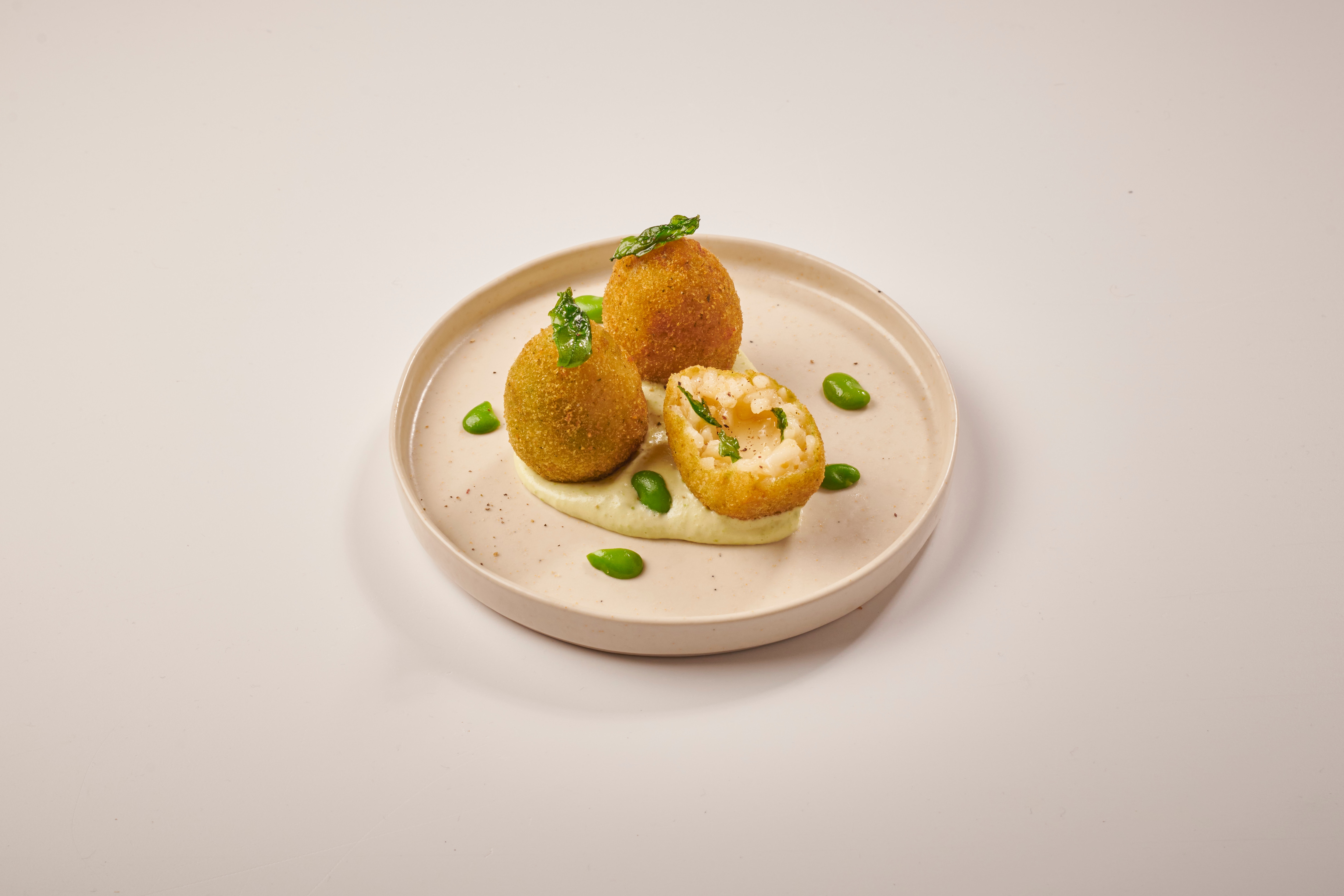 Arancini se sýrem taleggio, dip z fava fazolí s bazalkou –  