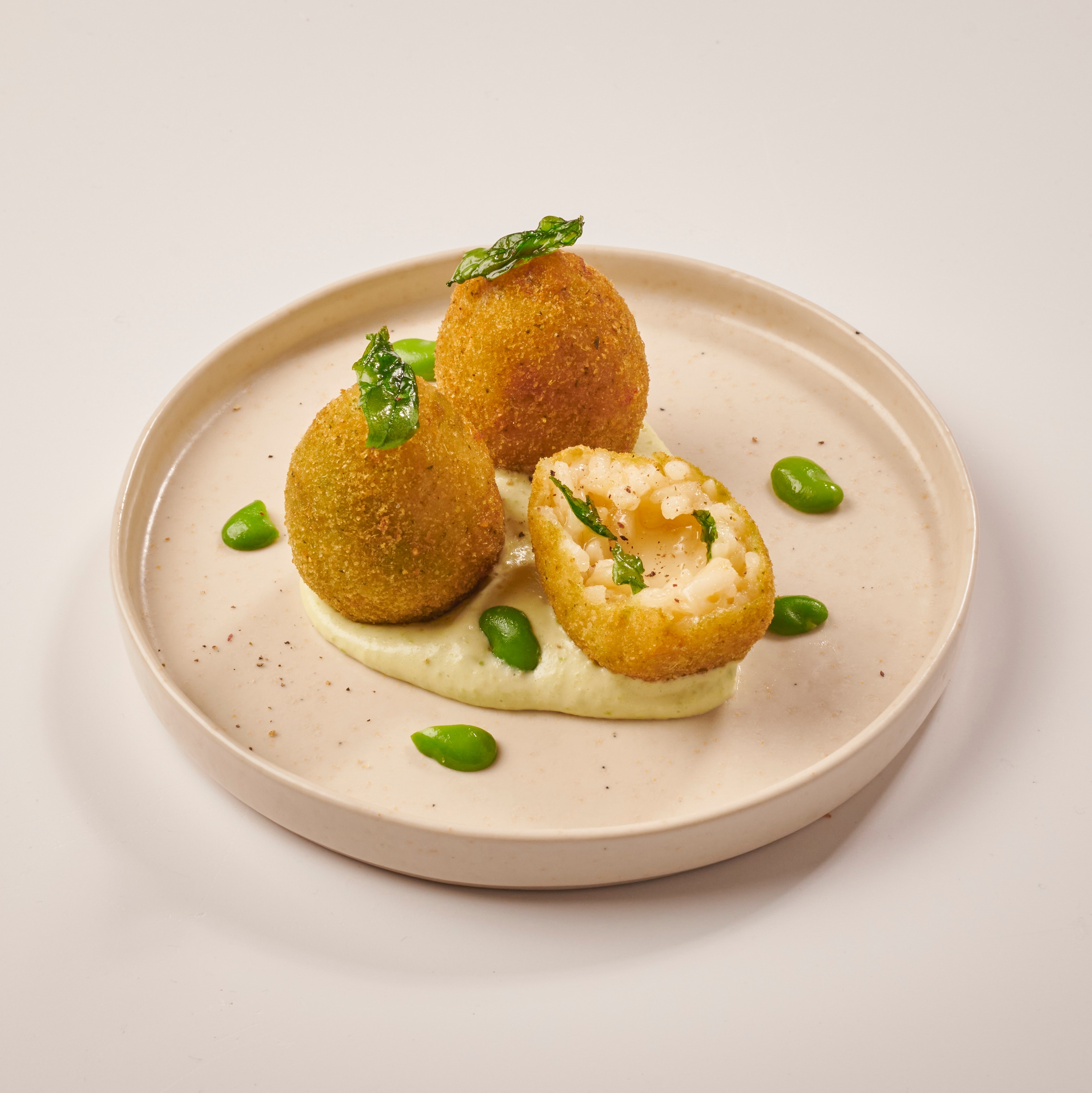 Arancini se sýrem taleggio, dip z fava fazolí s bazalkou