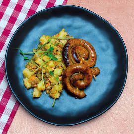 Bílá klobása s bramborovo-čočkovým salátem