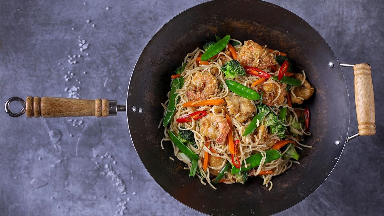 Chow mein (kuře, krevety, brokolice, mrkev) –  