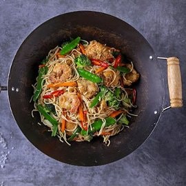 Chow mein (kuře, krevety, brokolice, mrkev)