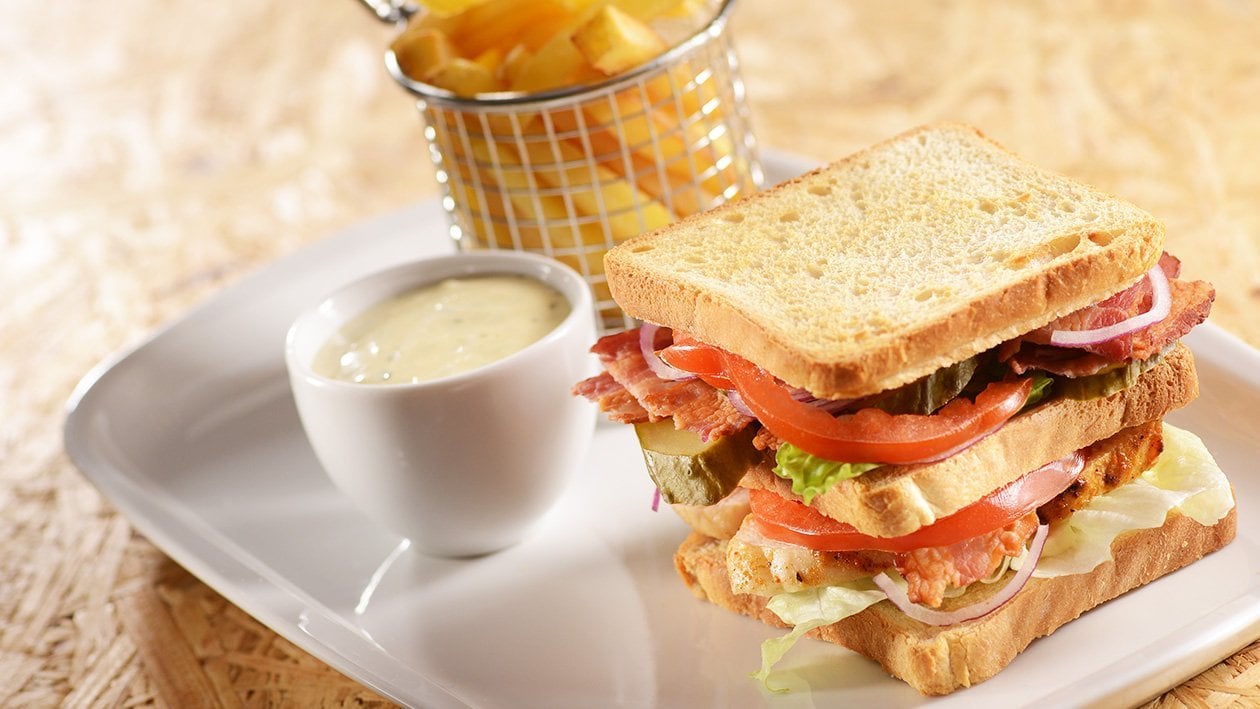 Club sandwich s kuřecím masem a slaninou –  