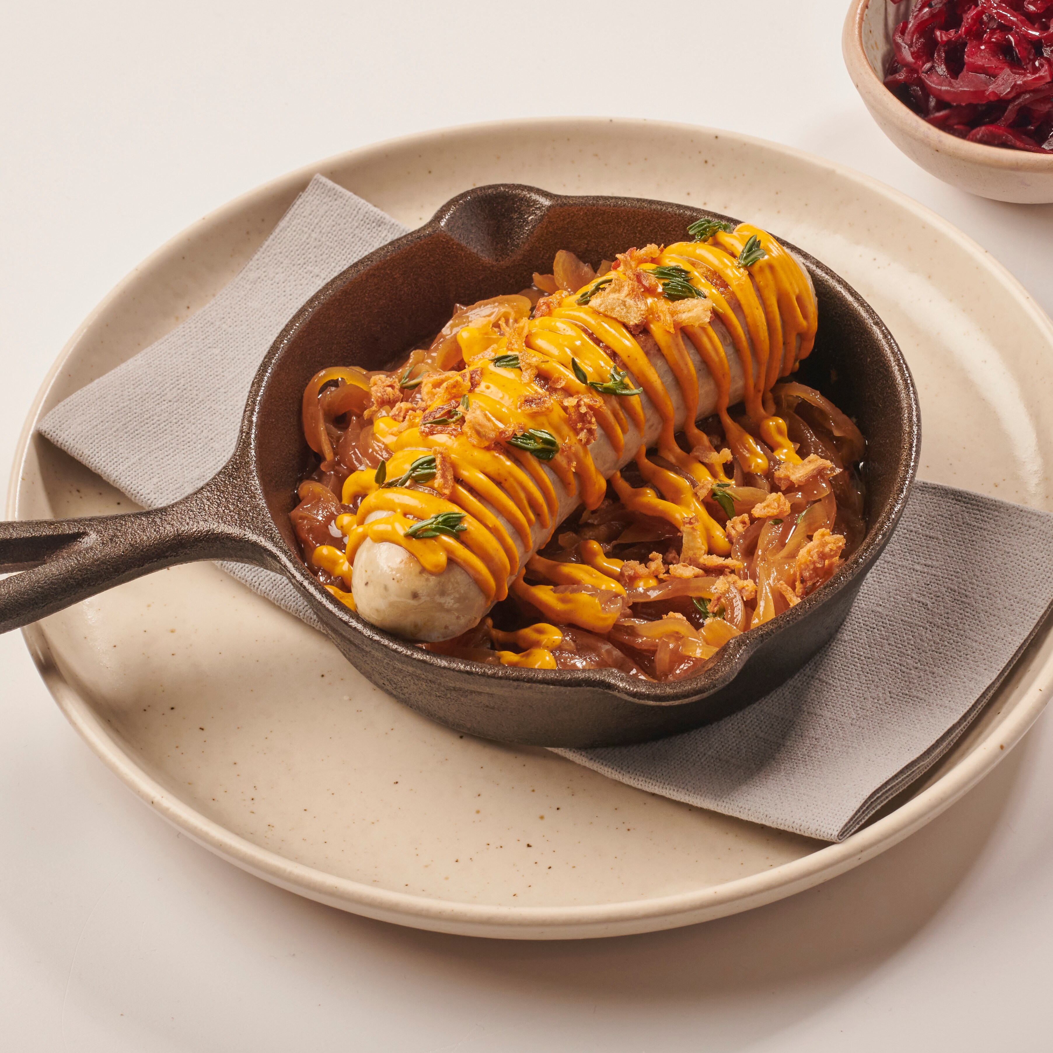 Currywurst, pivní cibulka, kysané červené zelí a řepa