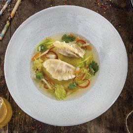 Drůbeží consommé s orientálními pirožky z vepřového masa, ostře kořeněné Drůbeží consommé s orientálními pirožky z vepřového masa, ostře kořeněné
