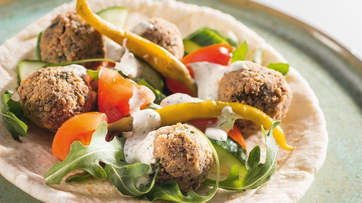 Falafel v chlebu pita s česnekovou omáčkou –  