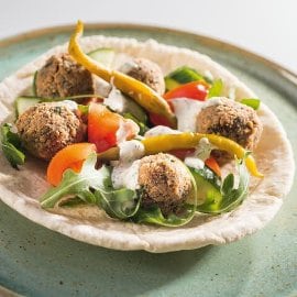 Falafel v chlebu pita s česnekovou omáčkou
