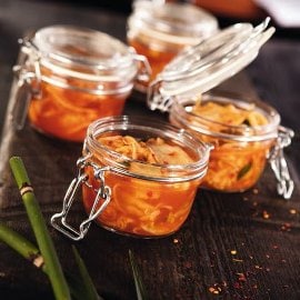 Fermentovaný Kimchi salát podávaný ve sklenici