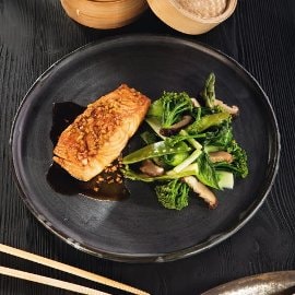 Glazovaný losos v zázvorovo-sojove omáčce s teplou zelenou zeleninou s houbami