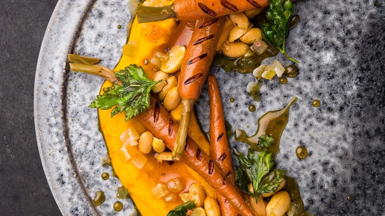 Grilovaná mrkev s arašídy, mrkvovým pyré a limetkovým medem –  