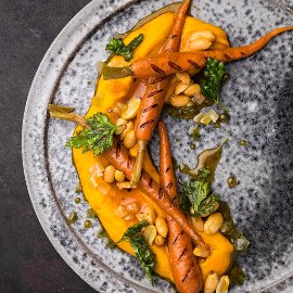 Grilovaná mrkev s arašídy, mrkvovým pyré a limetkovým medem