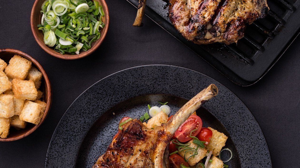 Grilované plněné vepřové žebírko s Panzanella salátem Grilované plněné vepřové žebírko s Panzanella salátem