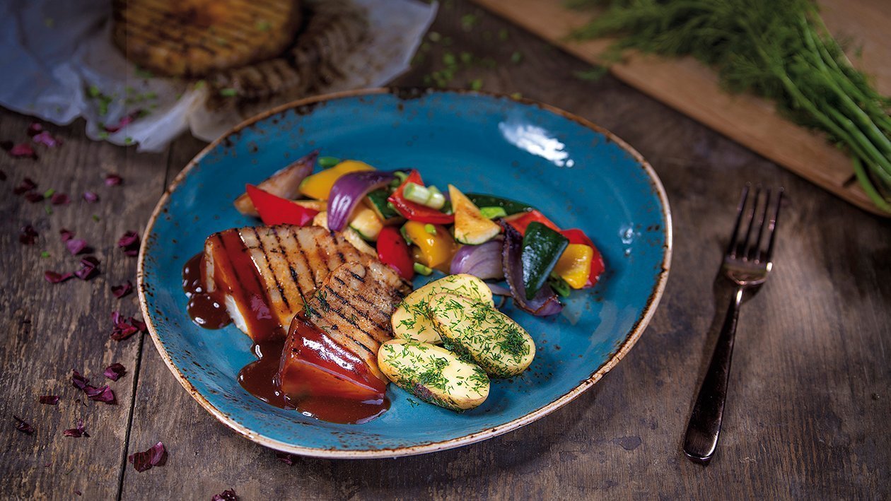 Grilovaný celer se zeleninovým demi-glace a restovanou zeleninou Grilovaný celer se zeleninovým demi-glace a restovanou zeleninou