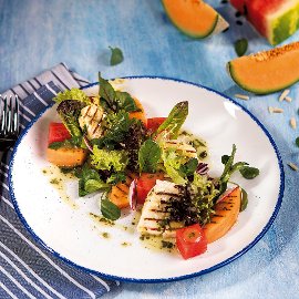 Grilovaný meloun a salát se sýrem halloumi se zahradním dresinkem