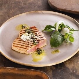 Grilovaný mečoun se zálivkou vinaigrette a kytičkou salátů