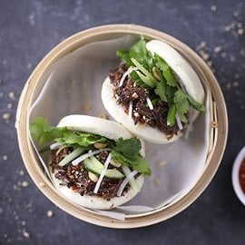 Gua bao – Bochánky vařené v páře plněné trhaným masem Gua bao – Bochánky vařené v páře plněné trhaným masem