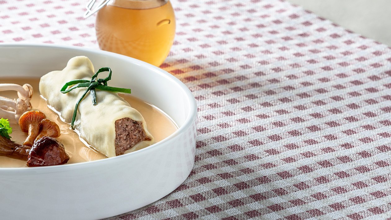 Houbový vývar s plněnou zvěřinovou cannelloni Houbový vývar s plněnou zvěřinovou cannelloni