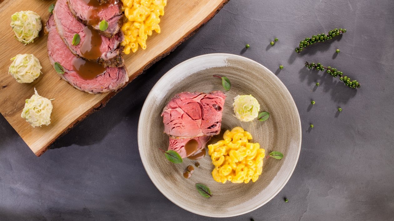 Hovězí roštěná s omáčkou ze zeleného pepře a těstovinovým salátem