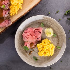 Hovězí roštěná s omáčkou ze zeleného pepře a těstovinovým salátem Hovězí roštěná s omáčkou ze zeleného pepře a těstovinovým salátem