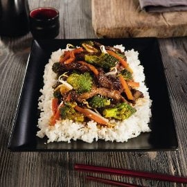 Hovězí v omáčce z černého pepře se sójovými výhonky a brokolici