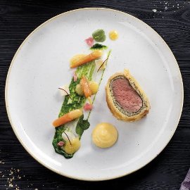 Hovězí Wellington podávané s omáčkou béarnaise, mrkví s pomerančem na špenátovém pyré Hovězí Wellington podávané s omáčkou béarnaise, mrkví s pomerančem na špenátovém pyré
