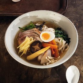 Japonská polévka Ramen s dvojím masem a tekutým vejcem Japonská polévka Ramen s dvojím masem a tekutým vejcem